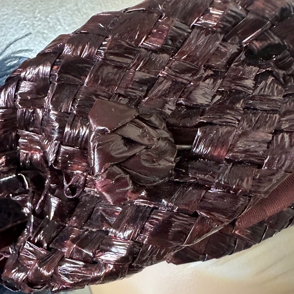 STUNNING 1940S' BROWN STRAW BERET WITH BLUE OSTRICH FEATHERS - Picture 9 of 12